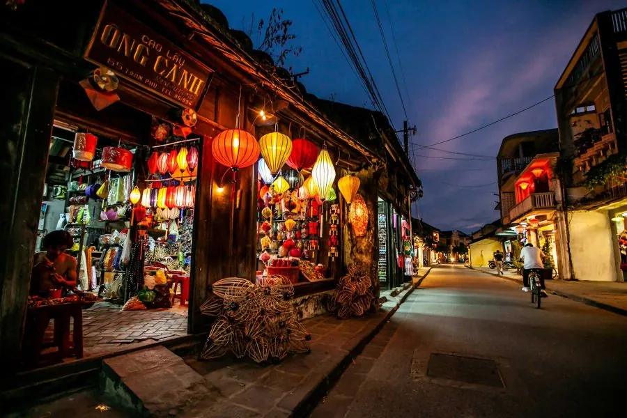 bottega di lanterne tradizionali nelle strade di Hoi An