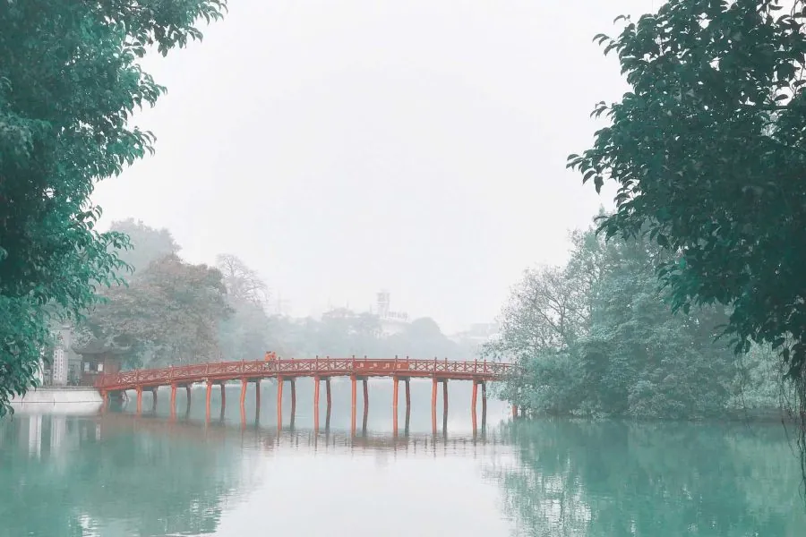 ponte sul lago avvolto dalla nebbia ad hanoi